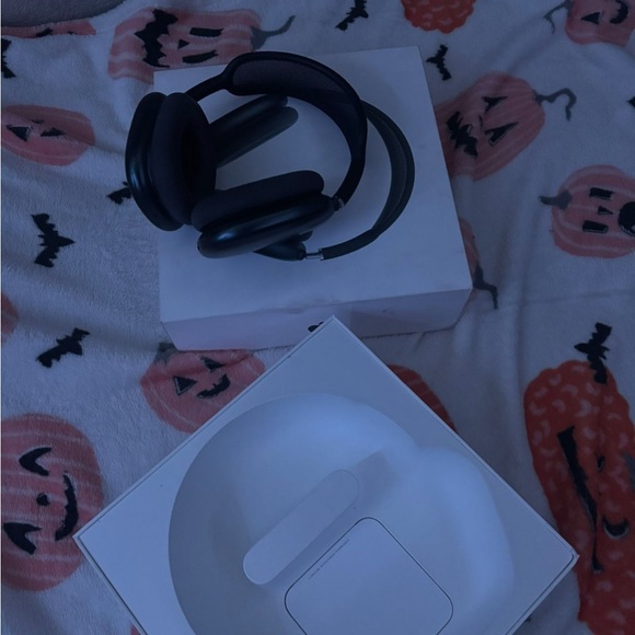 Airpod Maxes - Picture 2 of 6